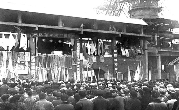 荫涟钢第一座高炉建成，，，，，，，炼出湖南省第一炉铁水，，，，，，，竣事了湖南没有钢铁工业的历史。。。。。。。