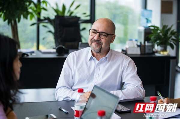 这是一件高尚的事，，，，，爱心无国界——巴西人费尔南德湘中扶贫记